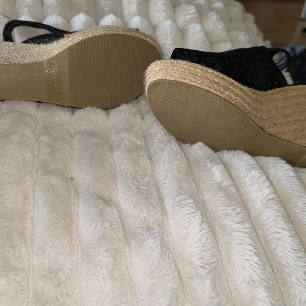 Size 7 never worn, black wedge, adjustable straps shoes - Picture 4 of 4